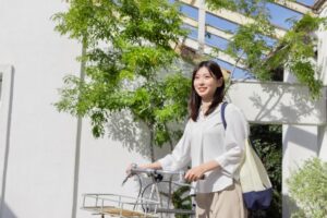 トート型のマザーズバッグをもって出かける女性