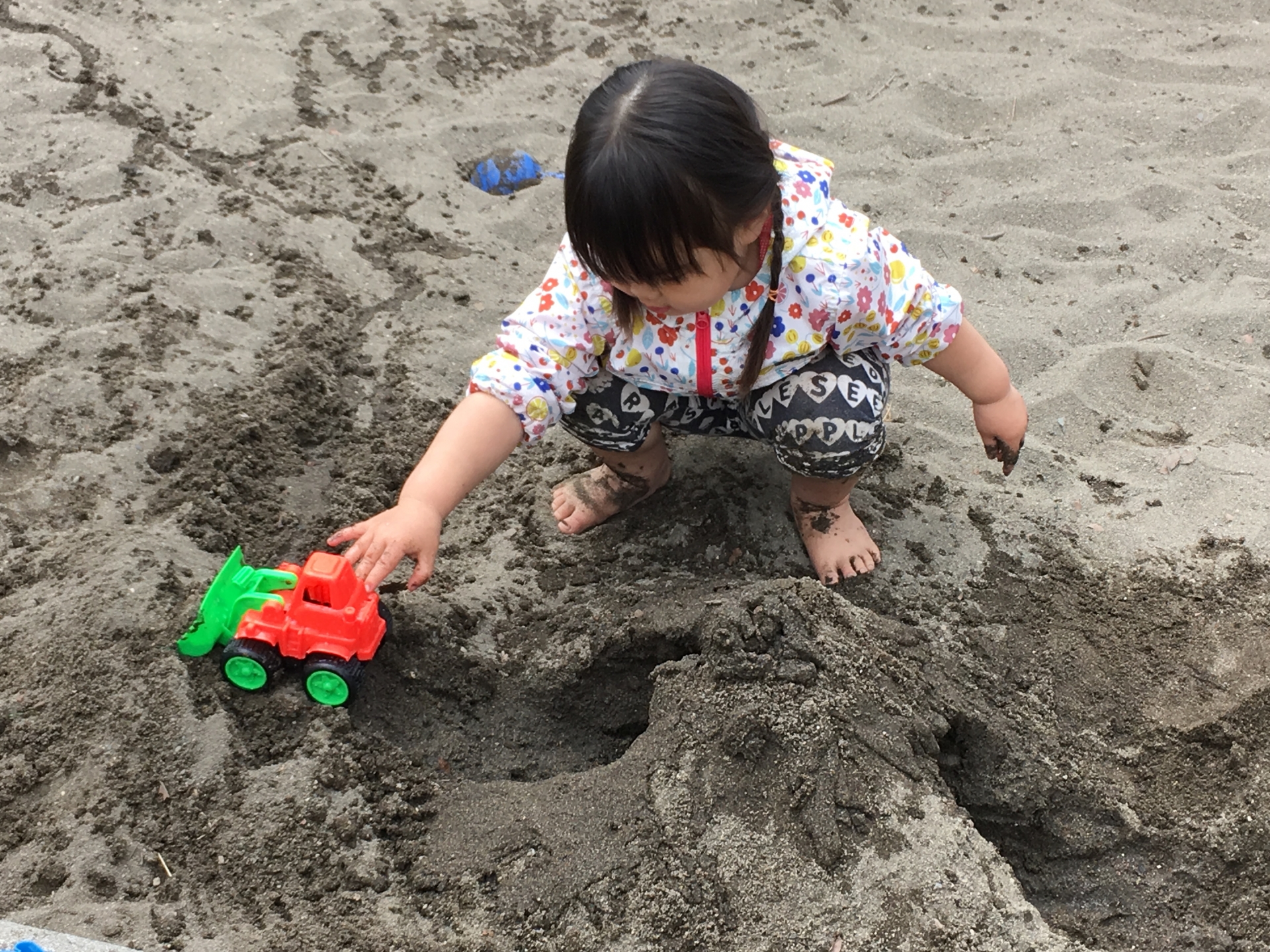 プレイウェアを着て遊ぶ子供