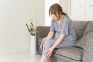 脚のむくみを気にする女性